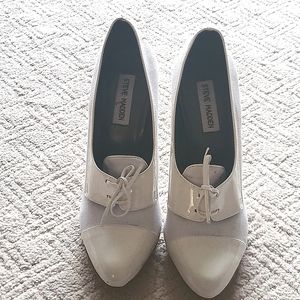 White canvas and patent leather Oxford pump
